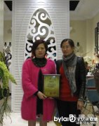 ����ף�Rɽ���R�ڰ�С��ɹ����s���|�R�Ҿ�