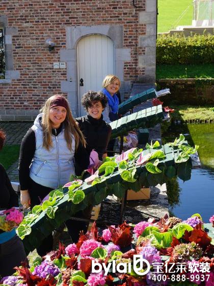 ���ղ��N��2015���䡰���ͻ�ˇ�b�á�����ȫ�̽�¶