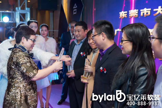 600λ�Ҿ��ИI(y��)���c����һ��Ҋ�C�r(sh��)���Ęsҫ��