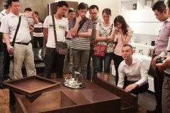 ��ģ�Ҿߟ��ĽӴ���ɽ�����I(y��)�عɅ��^�F(tu��n)