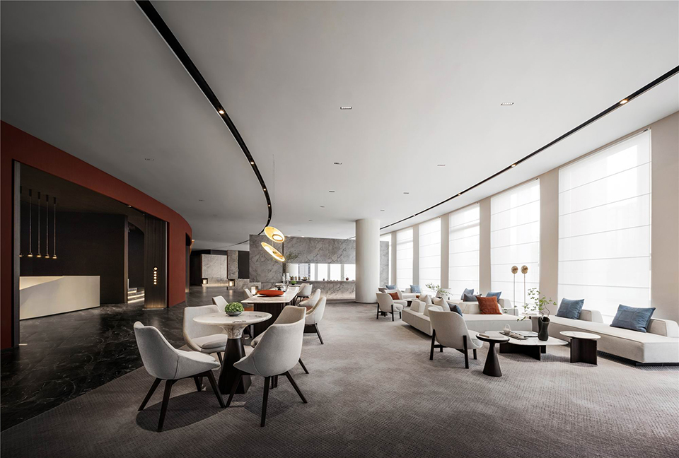 曲線落地玻璃幕窗最大化地將室外光景移入室內(nèi)，與室內(nèi)光影相映成趣，開闊空間視覺，更好地體驗(yàn)溝通的樂趣。